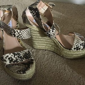 Steve Madden snakeskin wedged never worn sz 7